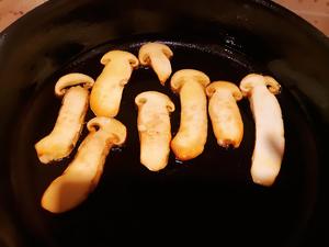 新鲜松茸下山啦(✪▽✪)切片煎制                          舌尖上的中国推荐     最原汁原味做法的做法 步骤4