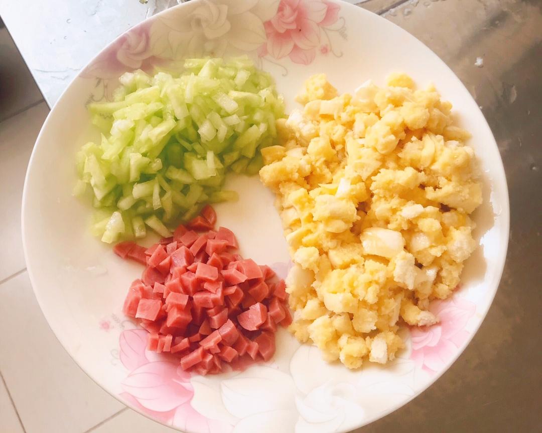 宝宝👶辅食— 蛋炒馒头丁🥚的做法