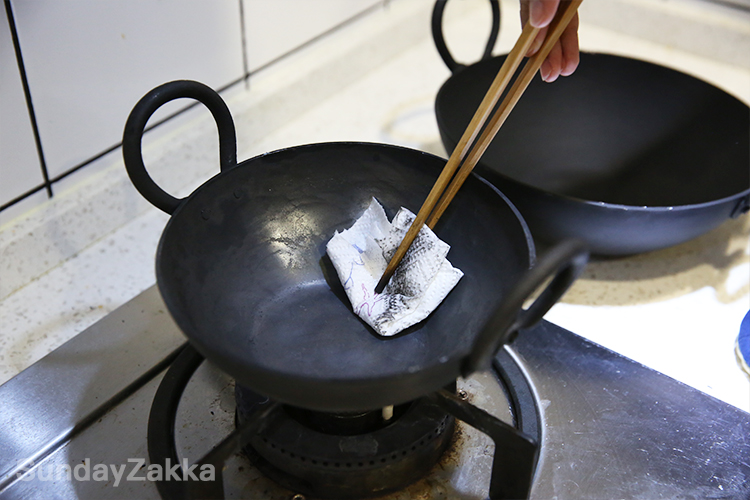 Fog linen work纯铁锅的开锅、使用和保养的做法 步骤2