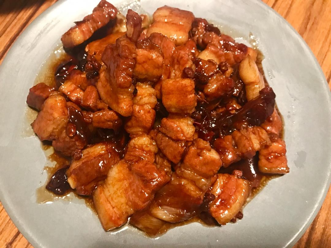 吃着碗里望着锅里的红烧肉