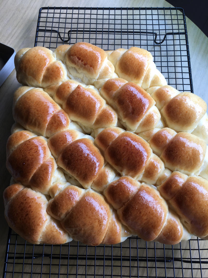 又香又软又拉丝，咬一口奶香十足！超治愈的淡奶油波兰种小餐包