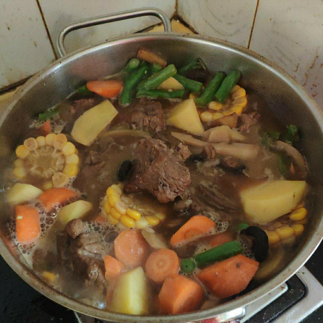 慢炖排骨杂蔬暖锅