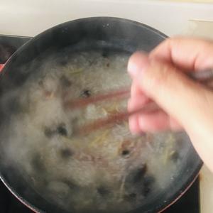 用剩米饭煮一锅接地气的  皮蛋瘦肉粥吧的做法 步骤11