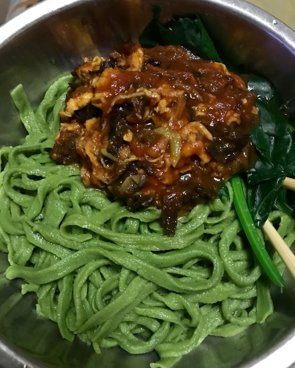 小爬爬爬儿做的菠菜面