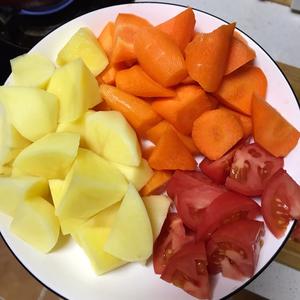 番茄牛腩炖土豆胡萝卜的做法 步骤4