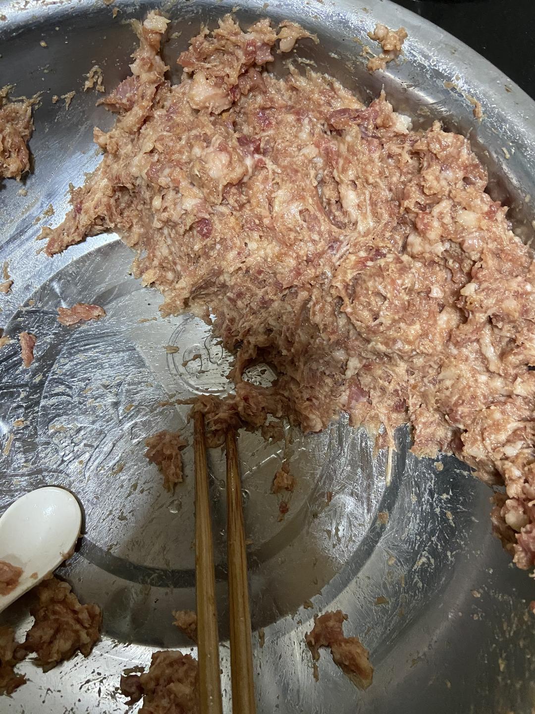 外酥里嫩的肉丸的做法 步骤3