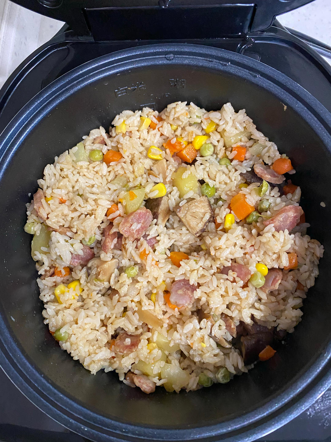 香菇腊肠土豆焖饭