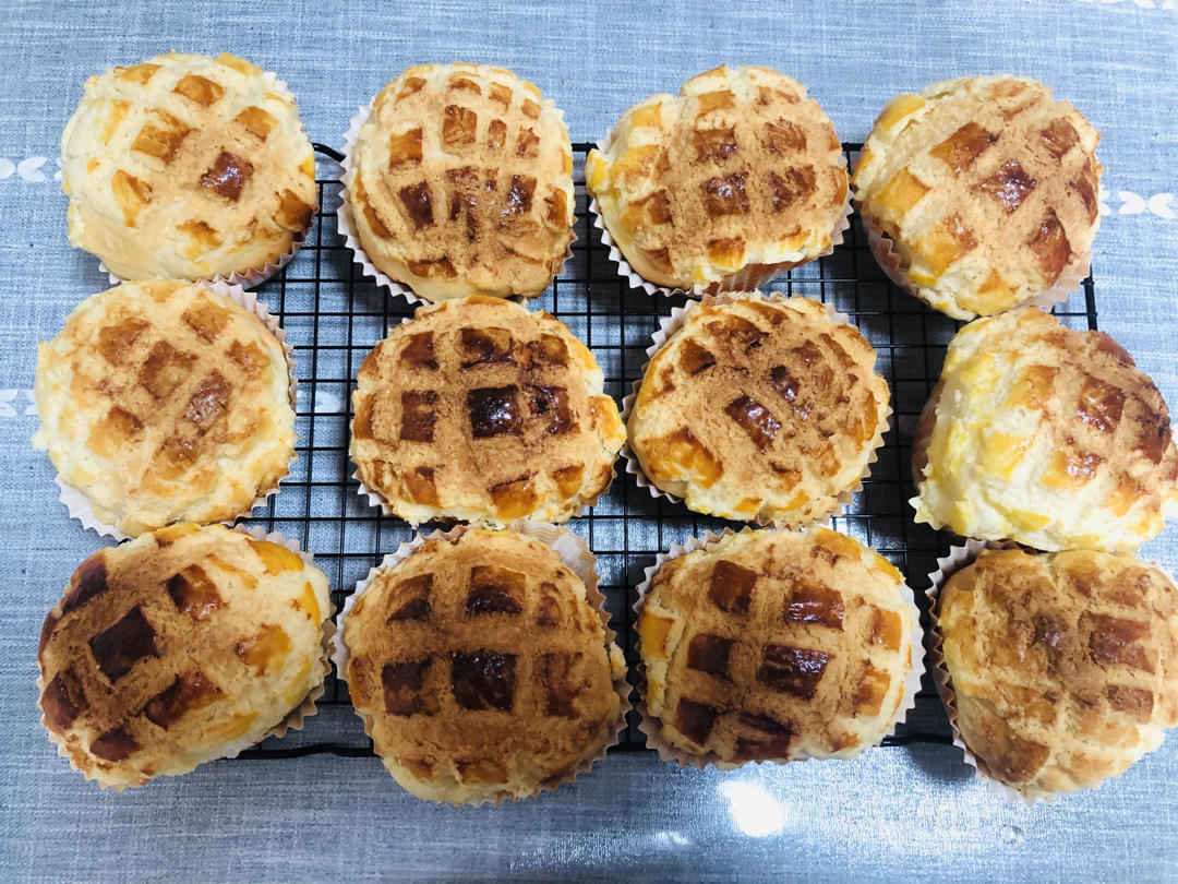 好吃到炸裂的港式菠萝包（附带制作酥皮的小视频）