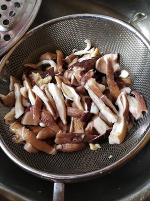 〈鸡腿菇炒肉丝〉，大自然的味道，欣小厨 😉的做法 步骤1