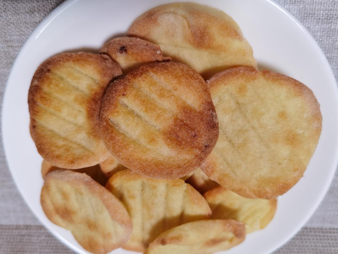 黑椒脆薯饼，一个土豆做一大盘的小零食，哄娃神器，强过薯片百倍