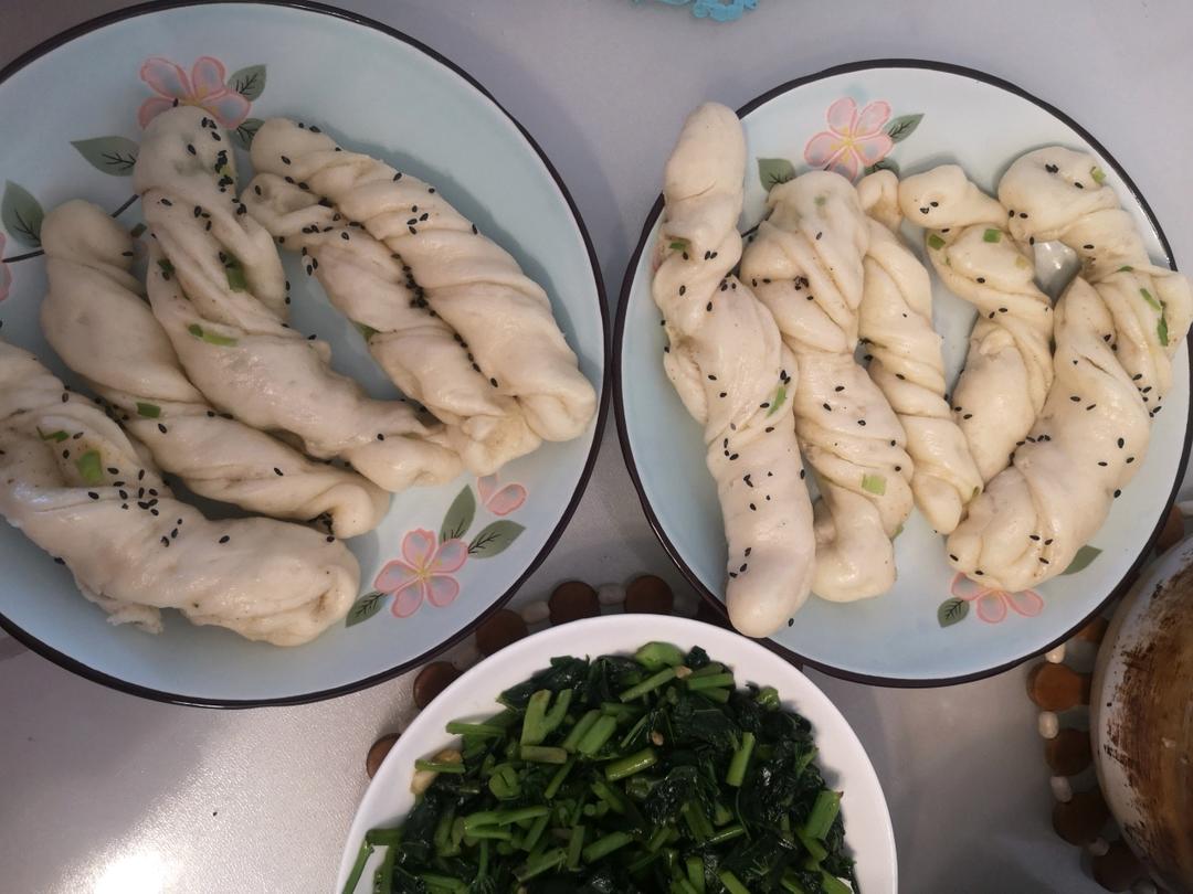 生煎葱油卷子（我觉的就是生煎包和葱油花卷的完美融合！）