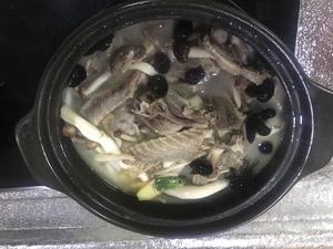 咸鹅菌菇煲的做法 步骤6