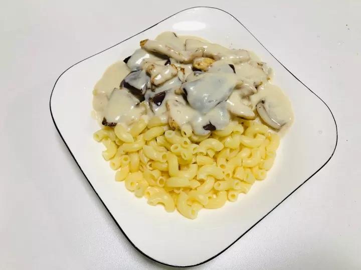 白汁蘑菇培根意粉
