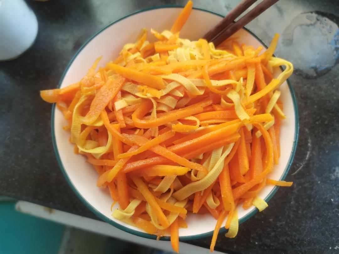 胡萝卜炒豆皮