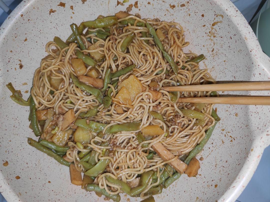 五花肉豆角土豆铁锅焖面