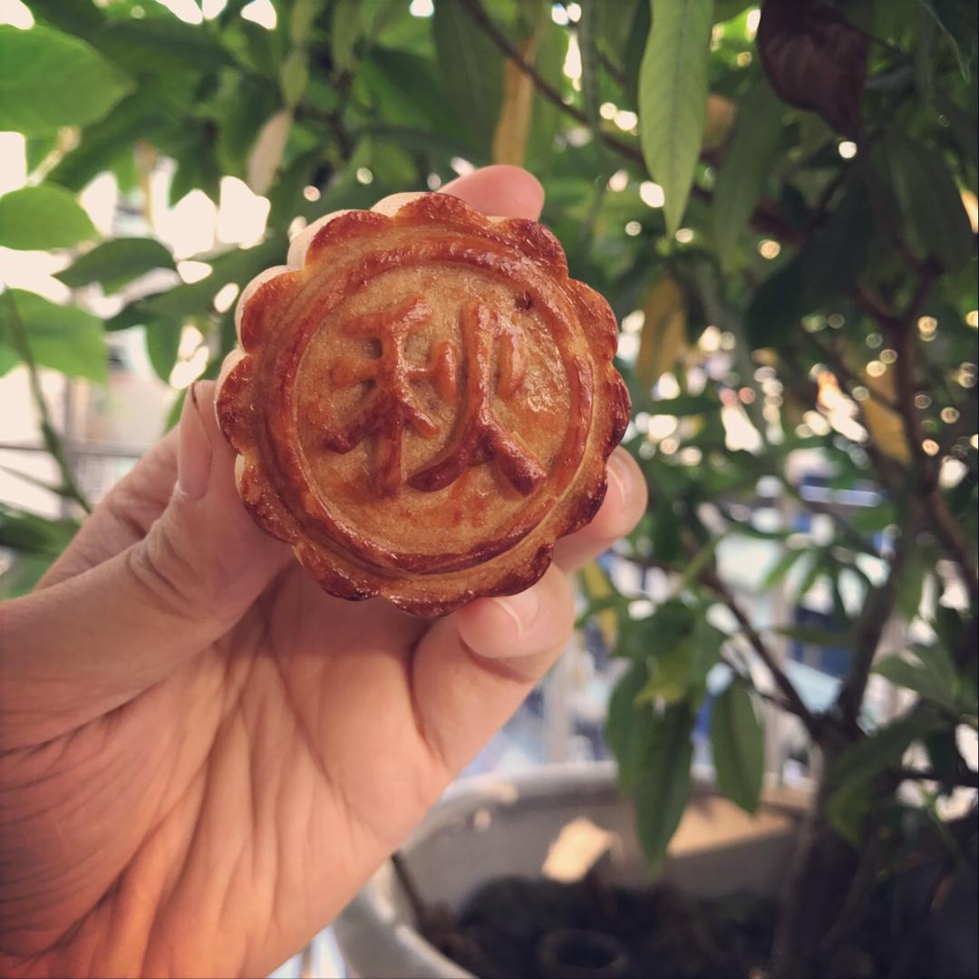 广式月饼—蛋黄莲蓉月饼