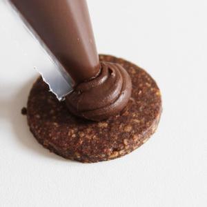 翻译食谱 | 超美味榛子巧克力夹心饼干🍫的做法 步骤3