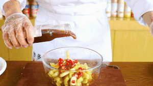 凉拌西瓜皮，超开胃小菜，只需简单拌一拌！的做法 步骤3