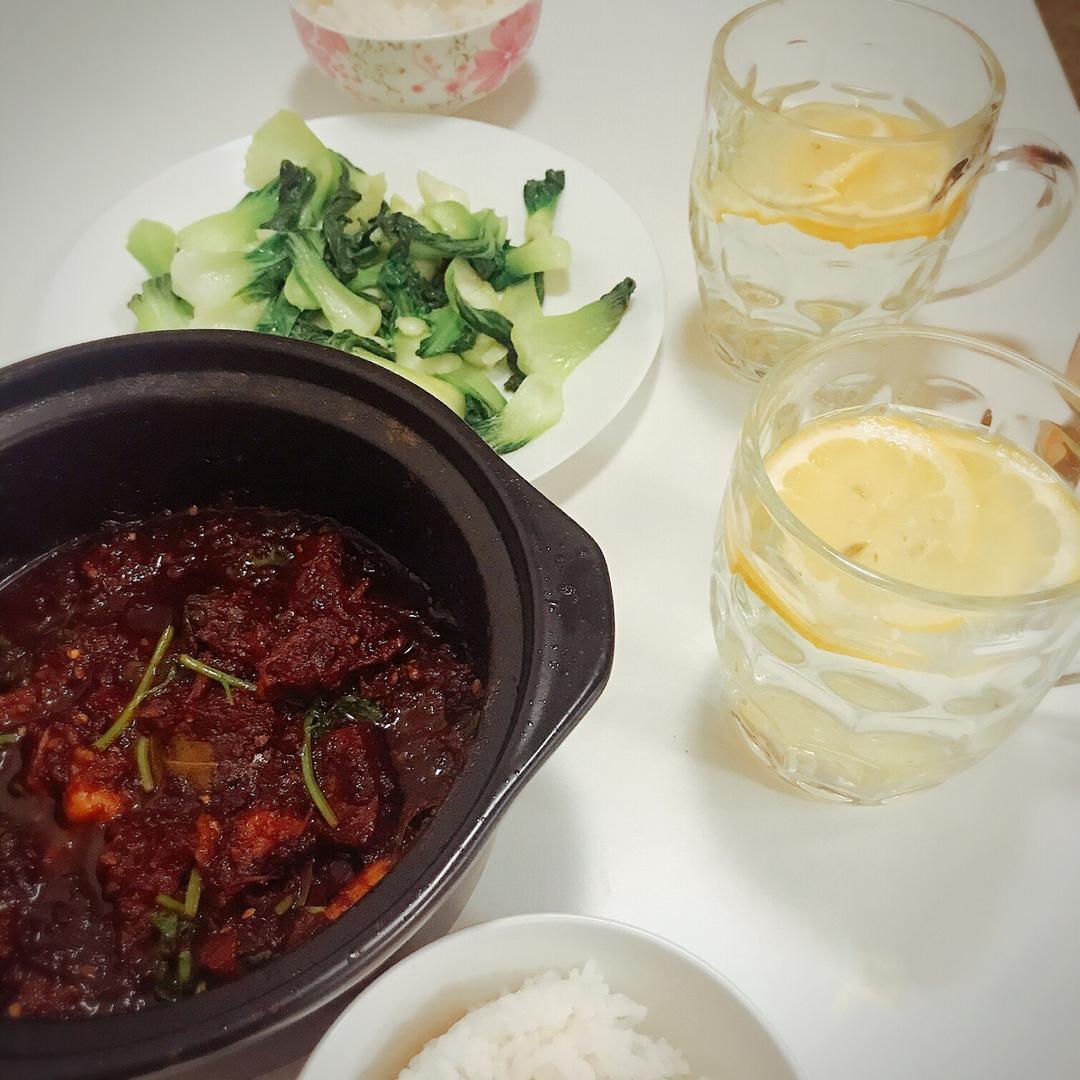 给我一份西红柿炖牛腩，我能吃掉三碗米饭。