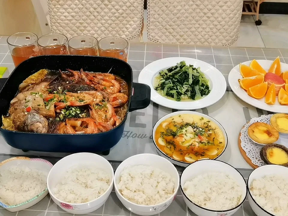 天气冷了，安排一锅鲈鱼鲜虾煲，鲜香味美