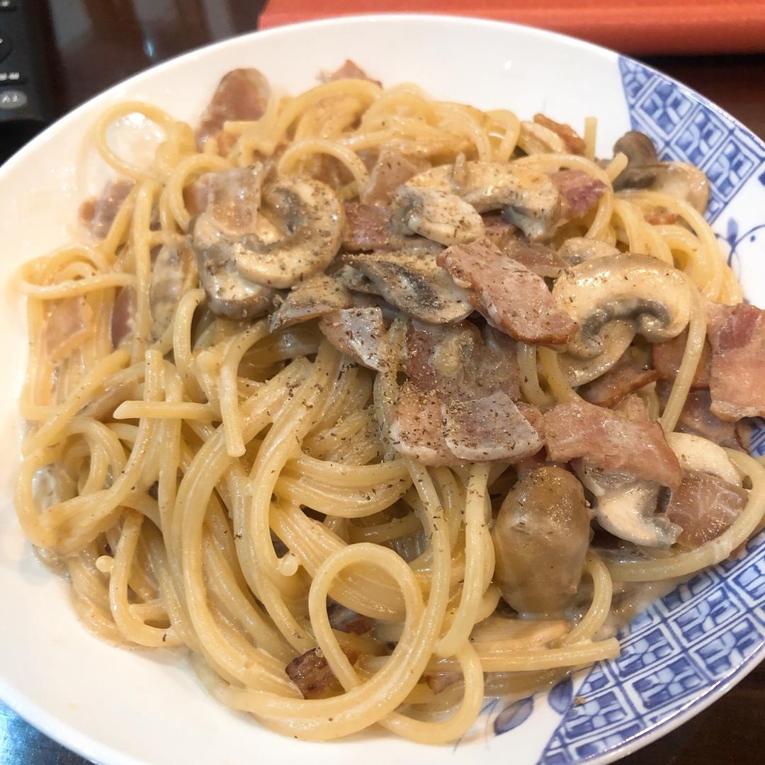 浓郁白汁培根蘑菇意面