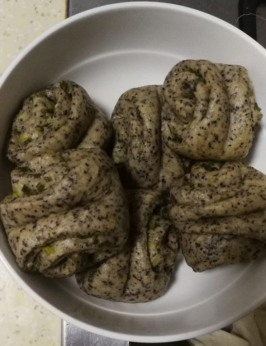 碧波荡漾葱油花卷｜附葱花不变黄小技巧