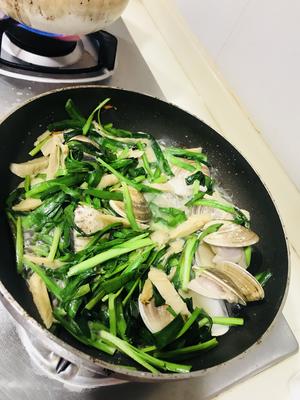 韭菜水面筋炒花蛤的做法 步骤1
