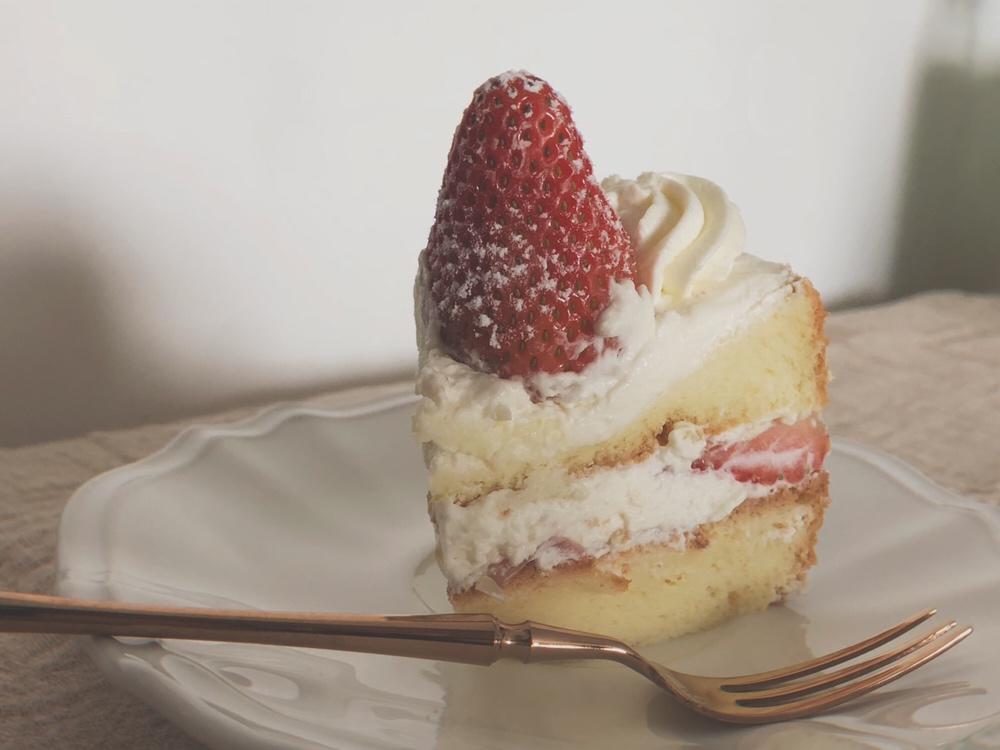 草莓奶油蛋糕/基础戚风胚，徒手脱模剖片及抹面挤花/「戚风及其衍生」烘焙视频蛋糕篇1