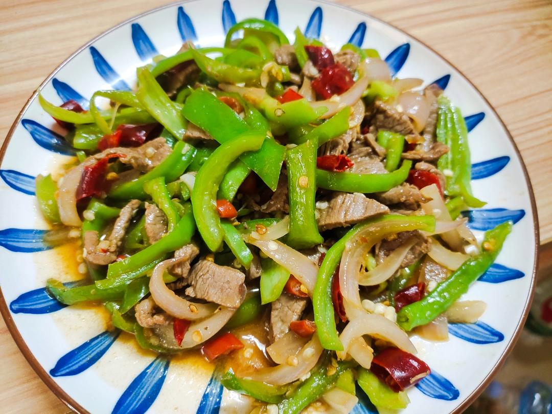 厨师长教你：“青椒牛肉丝”的家常做法，家乡的味道，先收藏了