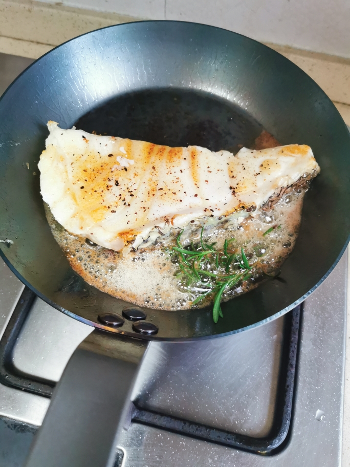 香煎银鳕鱼简易版的做法 步骤2