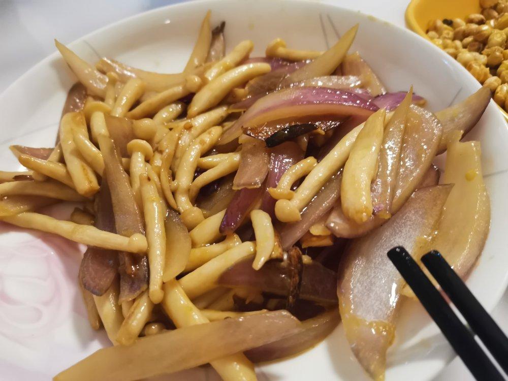 蟹味菇炒洋葱