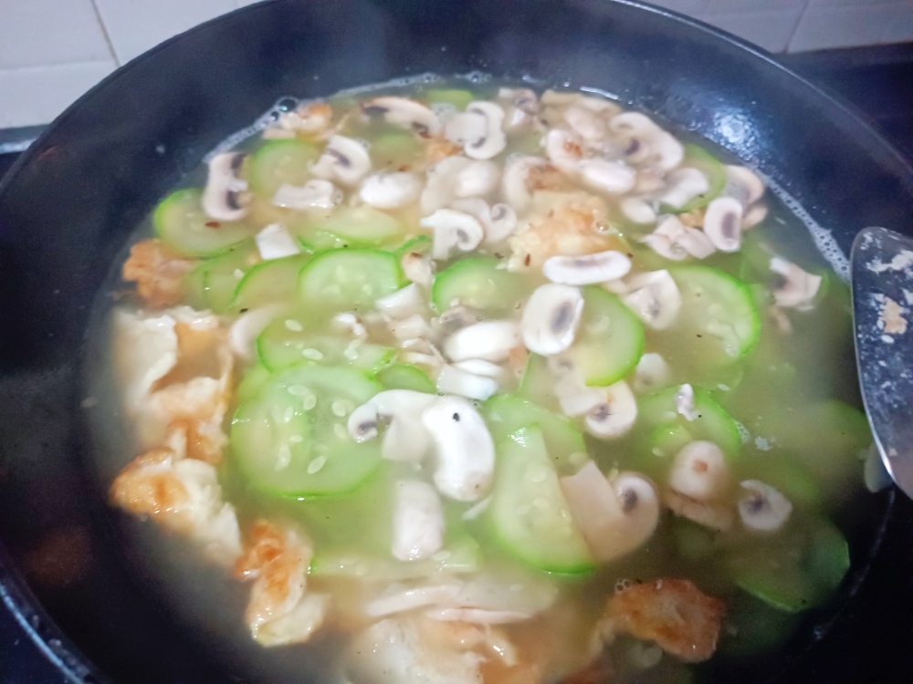 很鲜很鲜的口蘑西葫芦蛋汤的做法