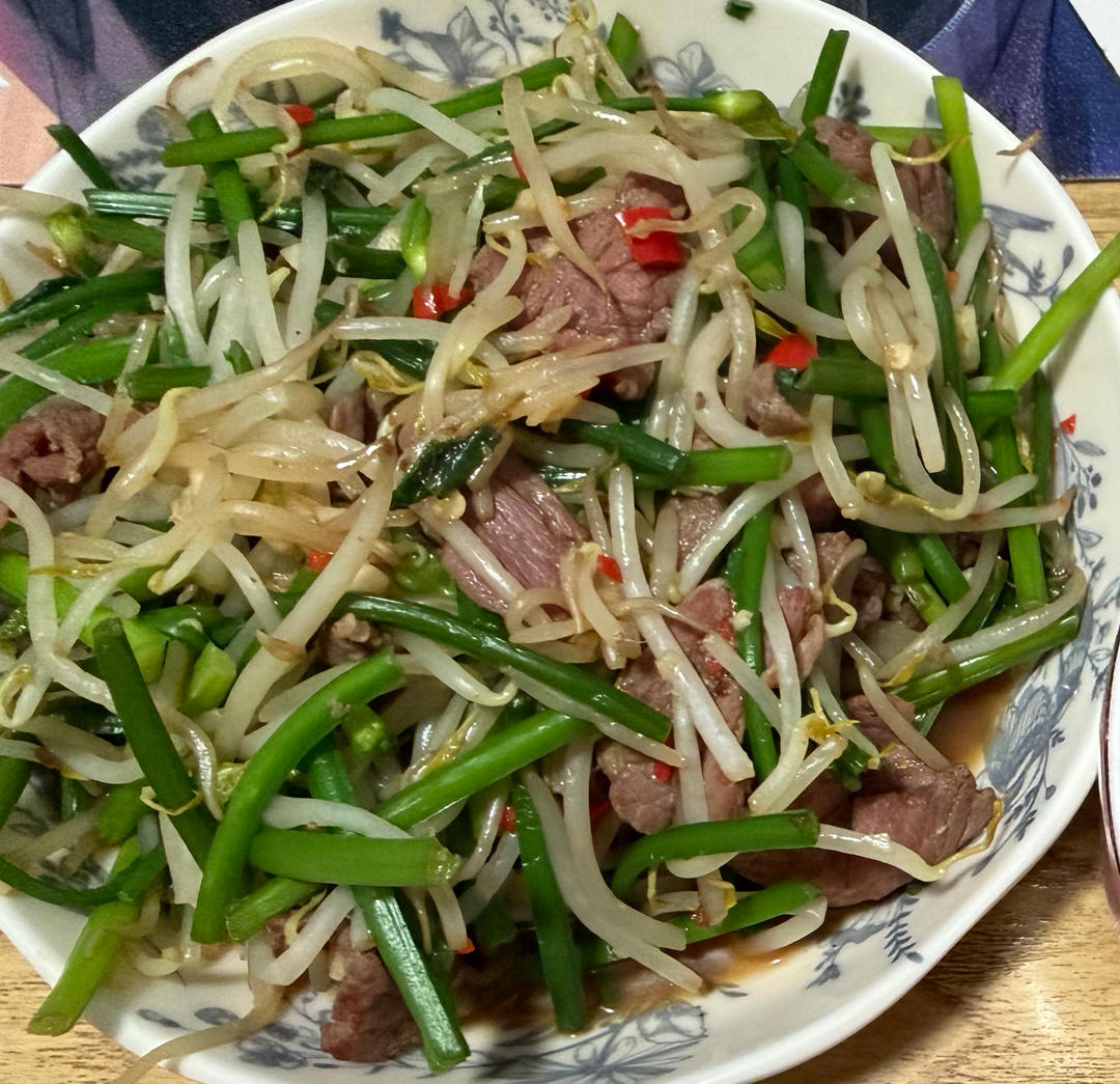 应季蔬菜，韭菜苔炒肉丝，这样做太费米饭了