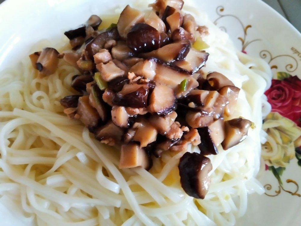 香菇肉酱拌面
