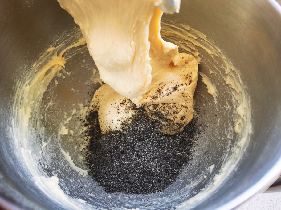 黑芝麻炼乳吐司（一次性发酵）的做法 步骤5