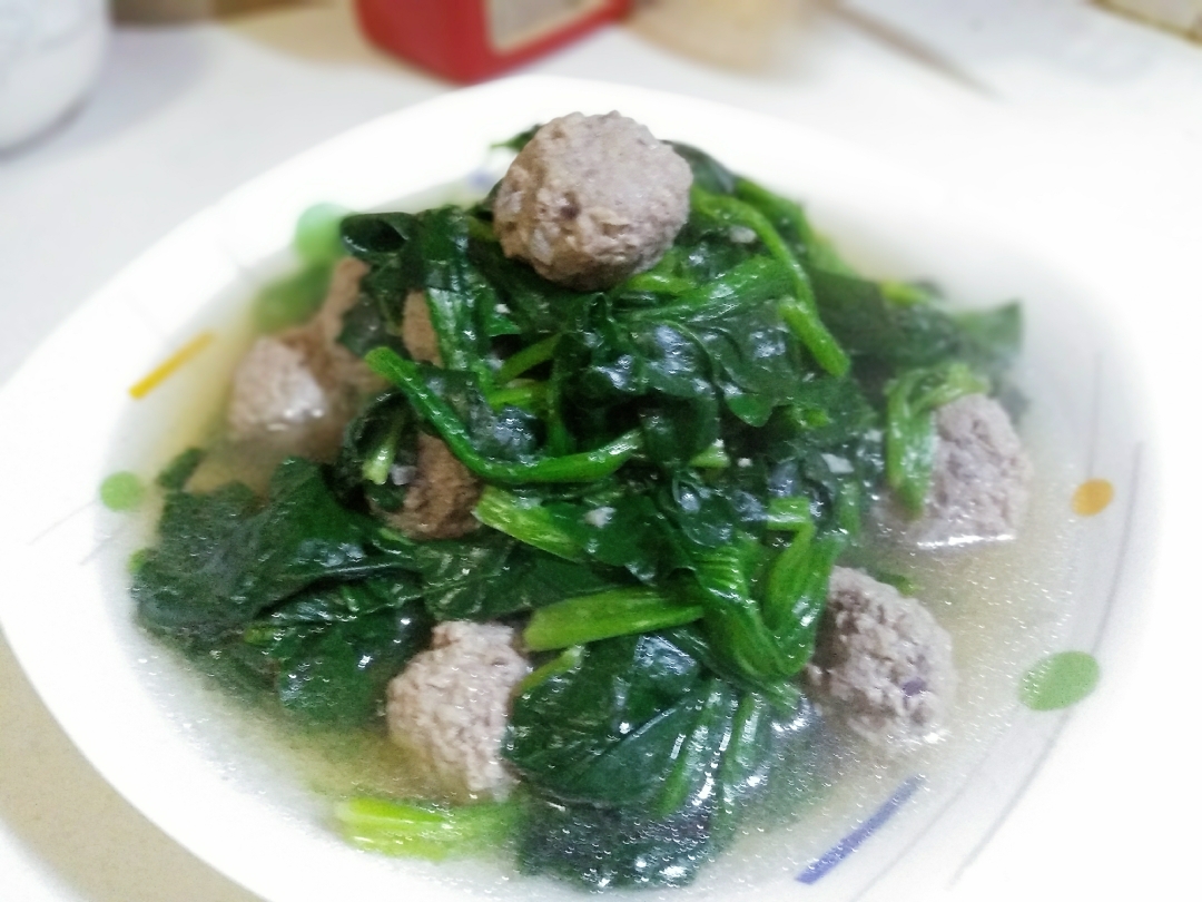 菠菜牛肉丸子汤-清淡解腻的做法