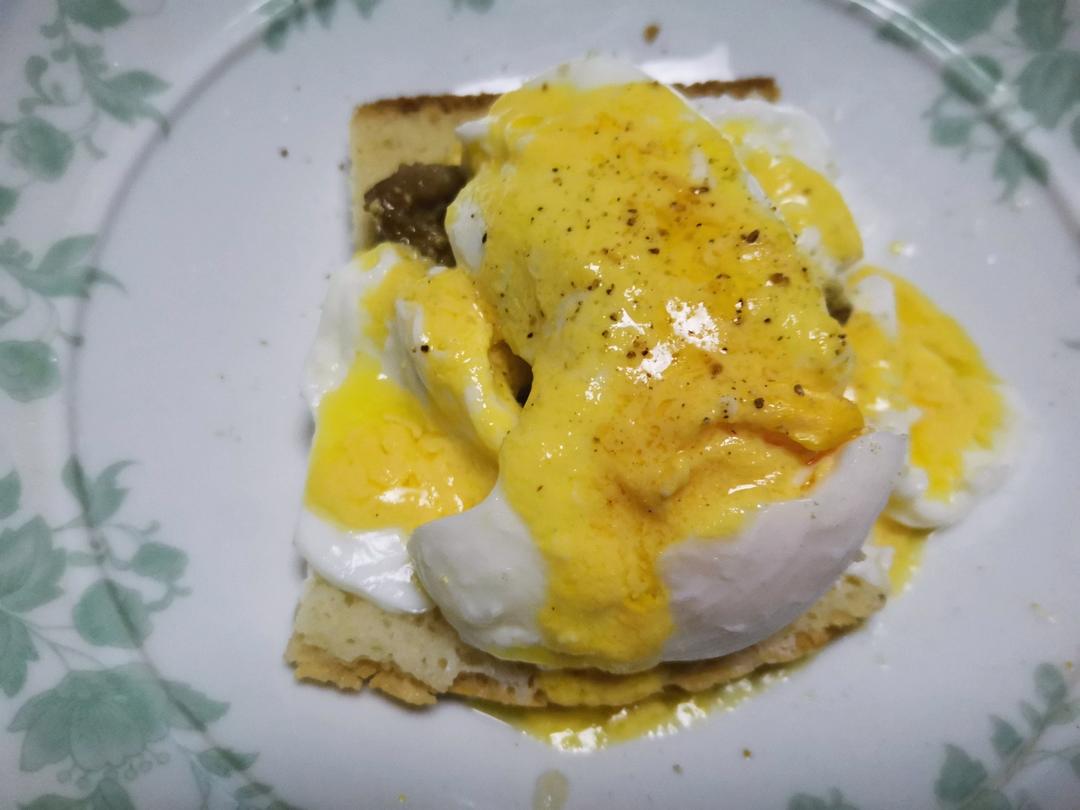 班尼迪克蛋（牛油果培根版）