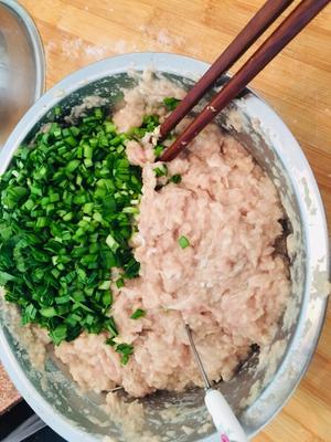 半年吃饺子，好吃的鲅鱼韭菜饺子（处理冷冻很久的鲅鱼肉）的做法 步骤4