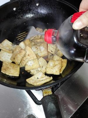 乡下豆腐烧香肠的做法 步骤4