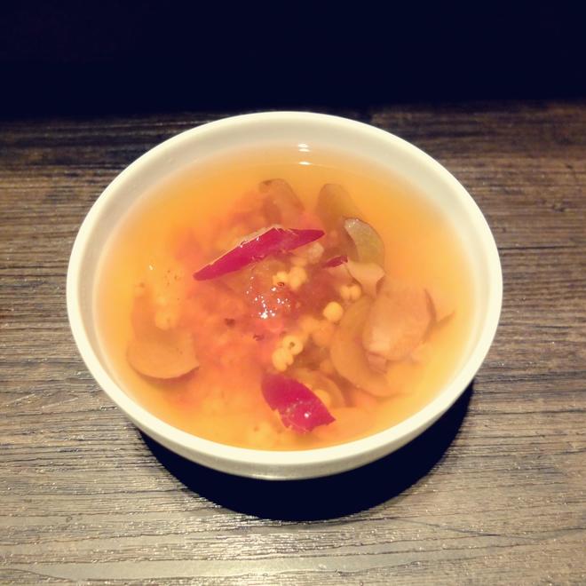 桃胶红枣甜汤的做法