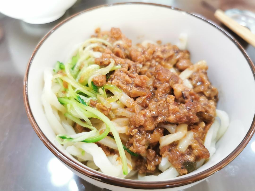 一家四口早餐：杂酱面、芝士香蕉饼