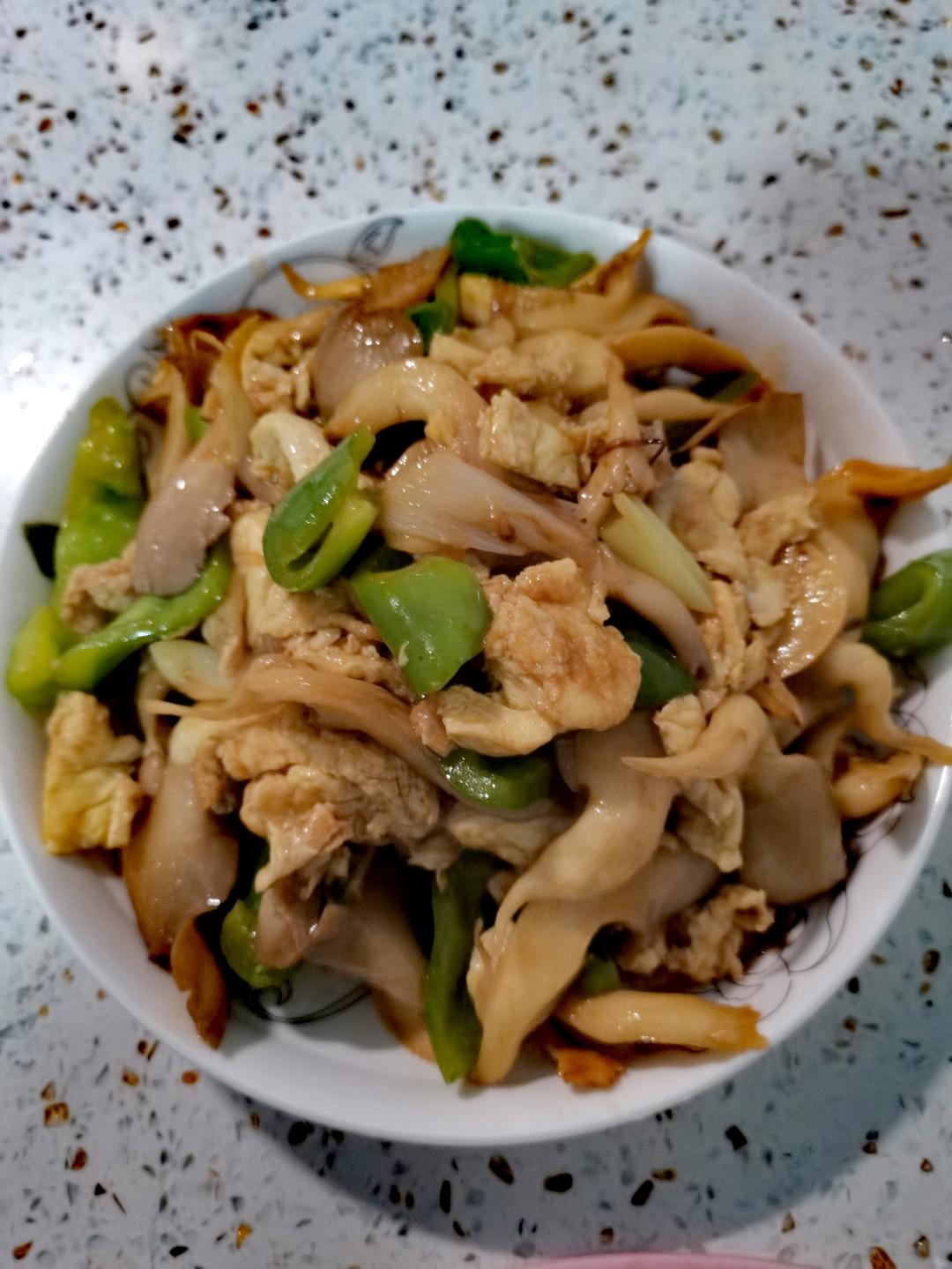 平菇青椒炒鸡蛋 好吃又营养的超快手家常菜