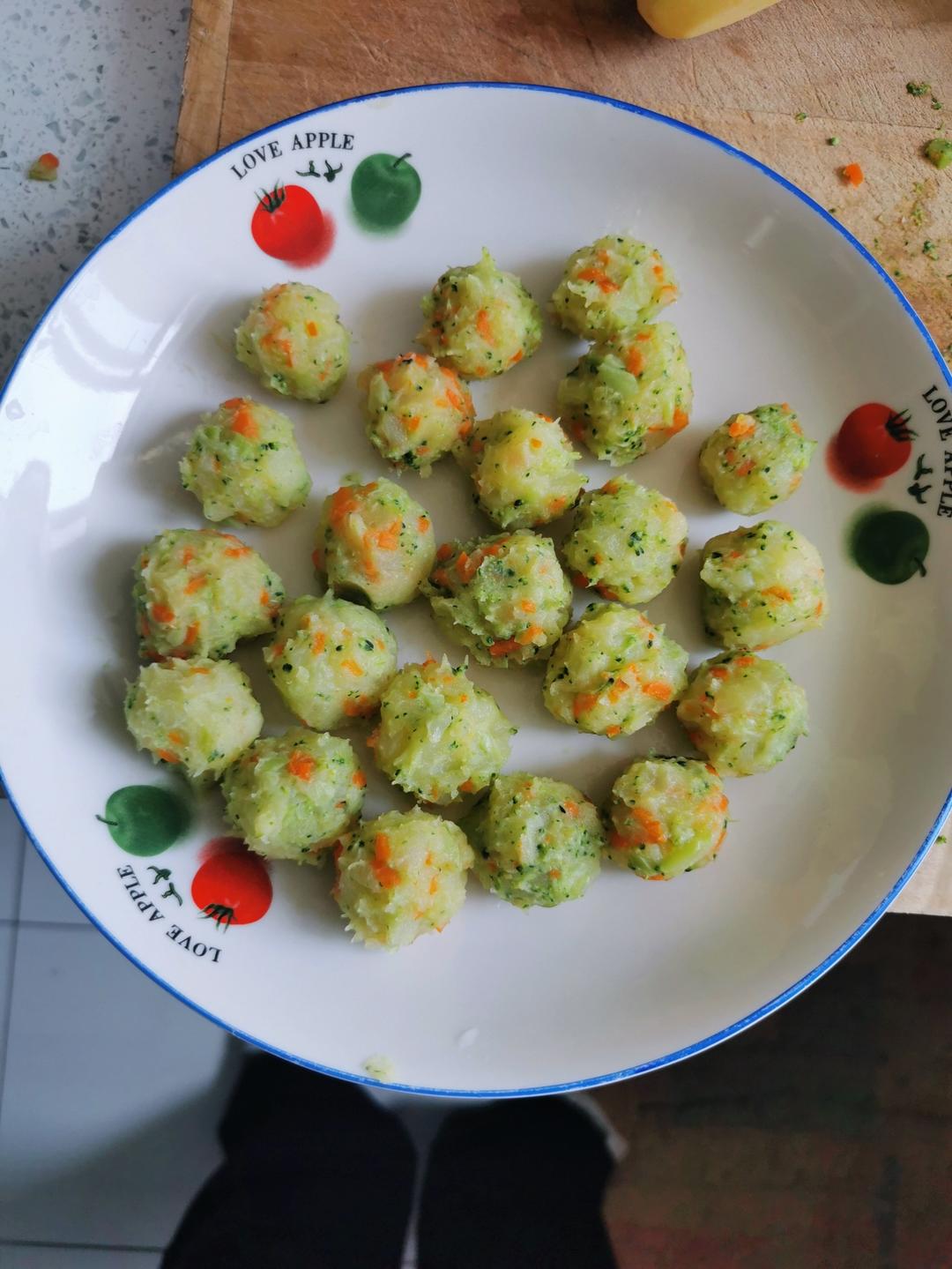 宝宝辅食8月+不需要面粉的「蔬菜土豆丸子」