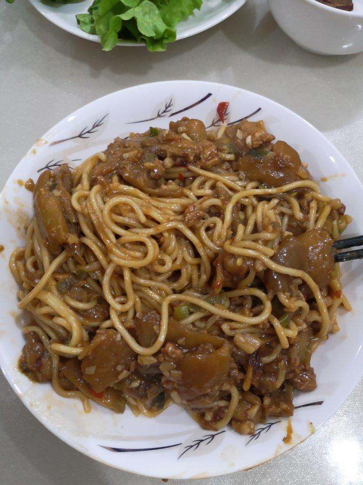 无敌好吃的【鱼香肉沫茄子焖面】，吃完舔盘🍜