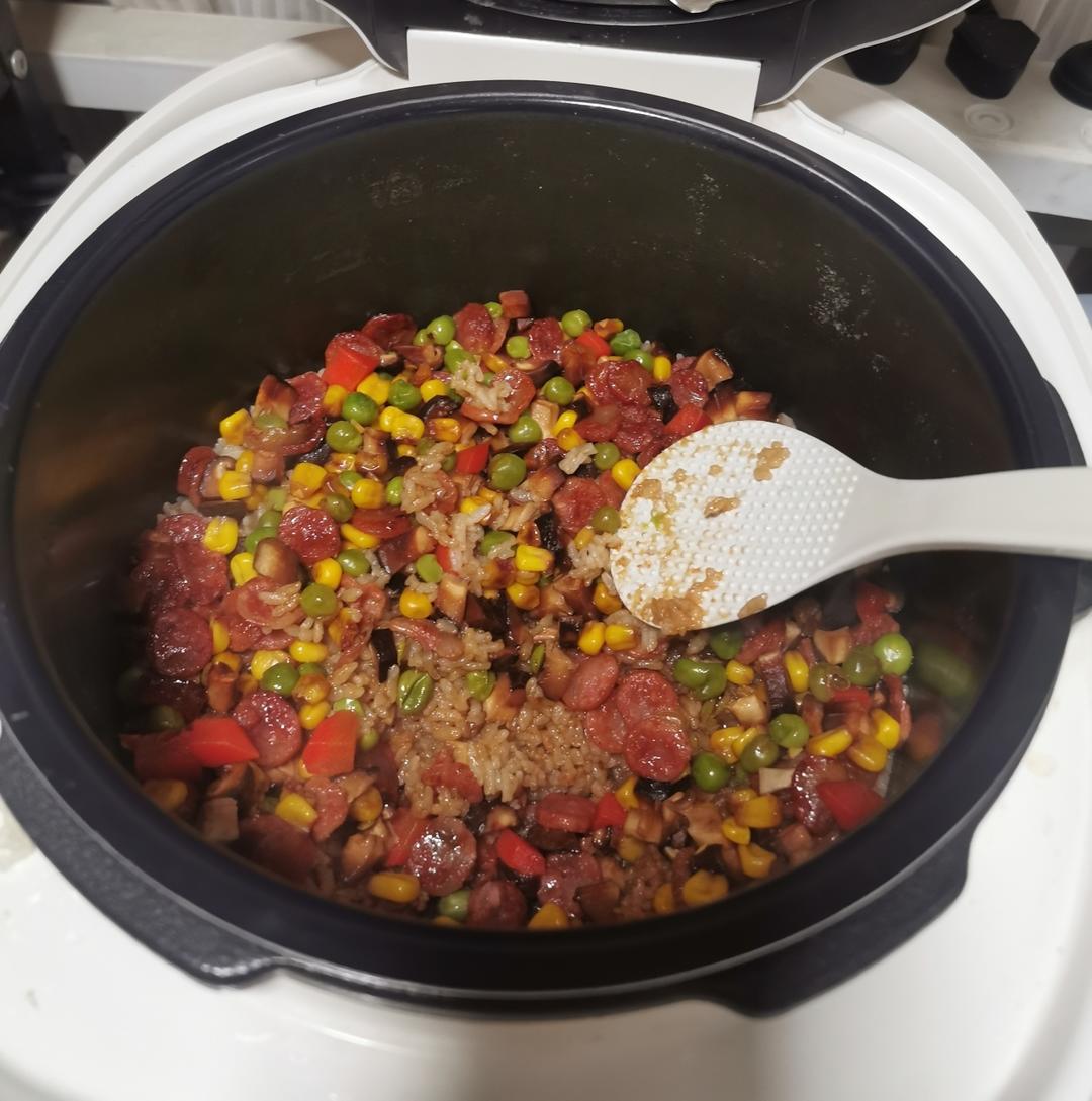 腊肠闷饭的做法