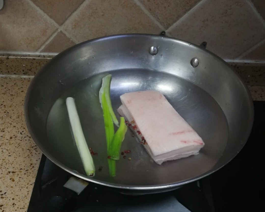 蒜苗回锅肉的做法 步骤2
