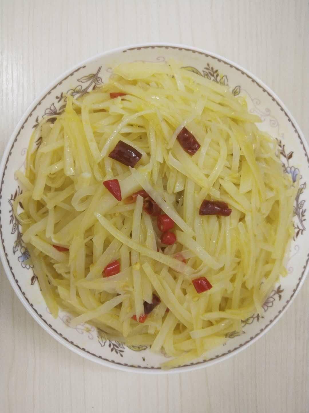 酸辣土豆丝的正宗做法，学会这三个技巧，土豆丝脆爽又下饭