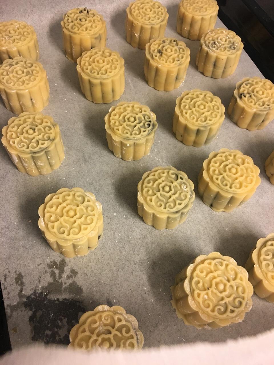 广式月饼—蛋黄芝麻月饼