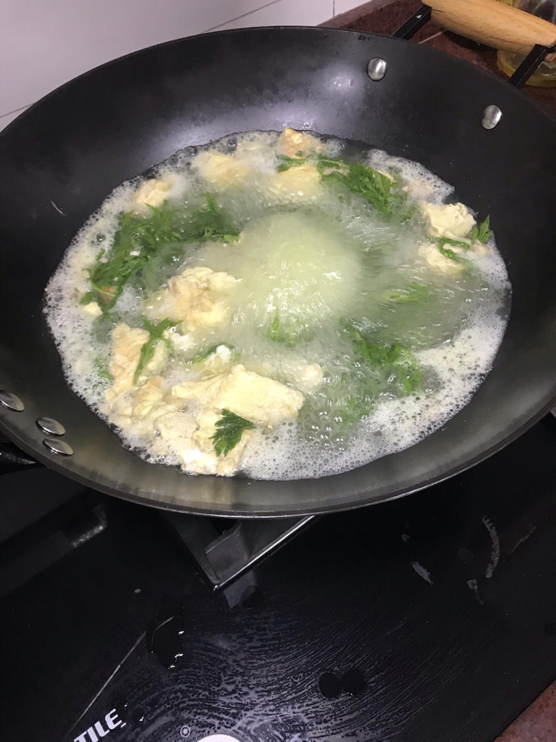 春天的野生艾叶煮鸡蛋汤