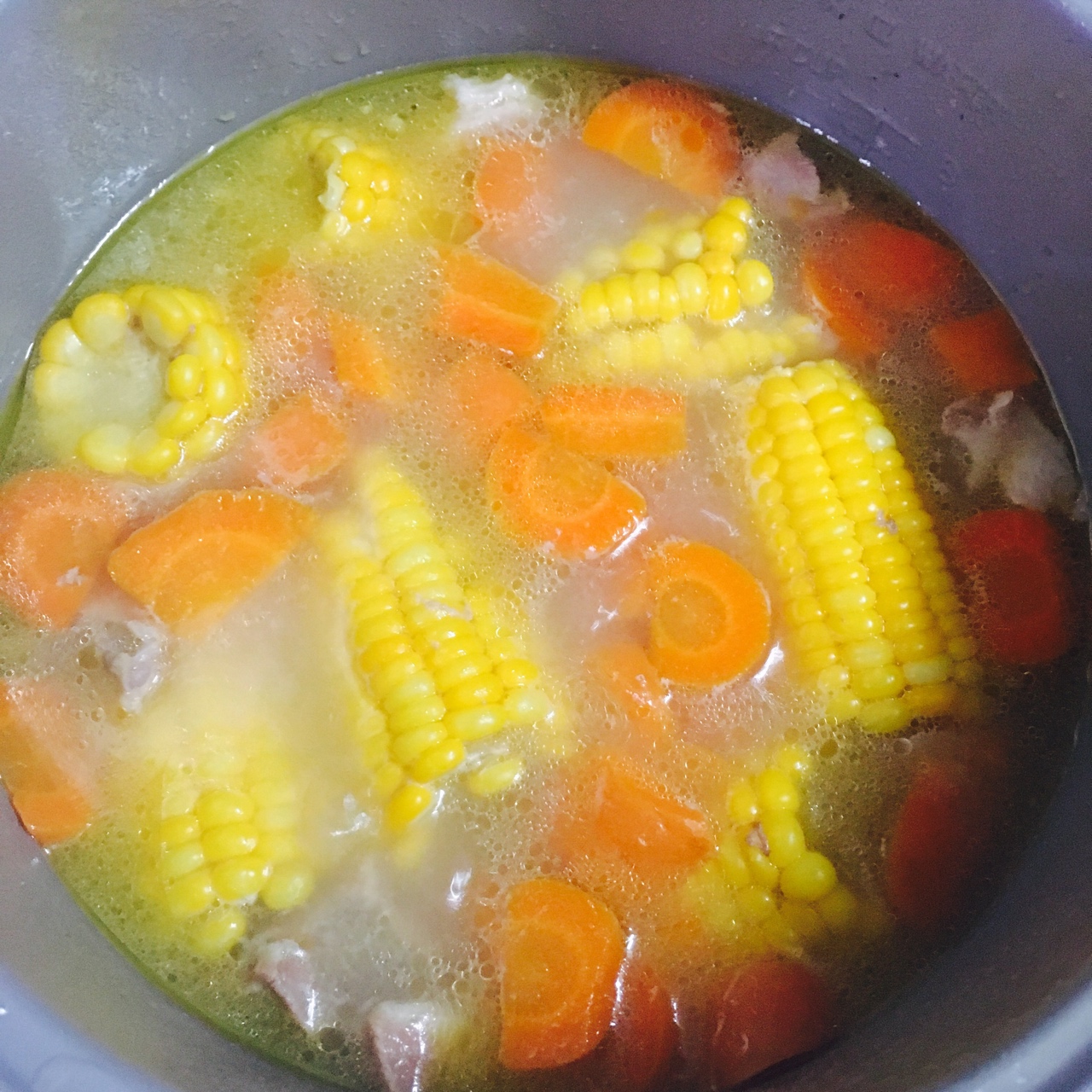 lovincola做的胡萝卜玉米排骨汤